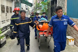Cứu người đàn ông nặng 150kg bị tai biến từ tầng 3 căn nhà ở TP.HCM
