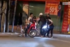 Nhóm người vây đánh hội đồng đôi nam nữ chỉ rút đi khi người dân hô 'có công an tới'