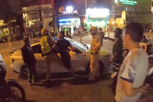 Nhậu say, hoán đổi tài xế để né đo nồng độ cồn, 2 người bị đề nghị truy tố