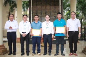 TP.HCM: Khen thưởng hai người dân bàn giao chim hồng hoàng quý