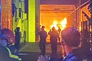 Cháy lớn ở công ty phụ tùng ô tô ven đường Trần Quang Đạo ngày đầu năm 2026