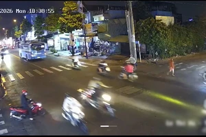 Camera ghi cảnh nam thanh niên tự té ngã văng trúng xe tải, tử vong