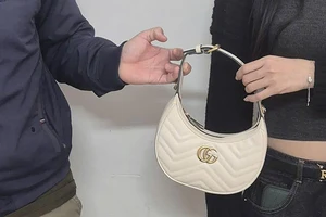 Để quên túi xách GUCCI hàng chục triệu trên taxi, cô gái cầu cứu công an