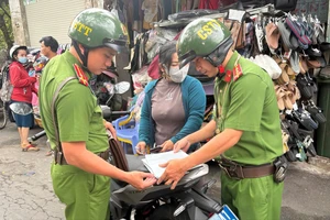 Công an phường Đông Hưng Thuận xử lý hàng loạt bãi xe, xóa quảng cáo 'bẩn'