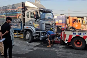 Xe tải tông dải phân cách trên đường Lê Đức Anh gây kẹt xe kéo dài