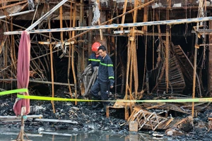 Toàn cảnh vụ cháy ở chợ Nhị Thiên Đường khiến 4 căn nhà bị thiêu rụi