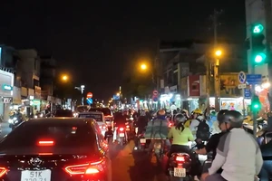 CSGT dùng xe đặc chủng đưa bé trai 2 tuổi bị hóc dị vật đi cấp cứu