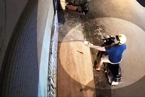 Truy tìm thanh niên tạt sơn vào nhà dân ở TP.HCM gây thiệt hại hơn 13 triệu đồng