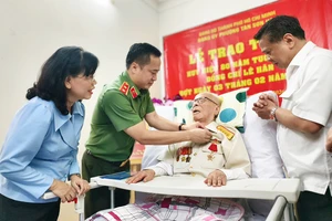 Trung tướng Mai Hoàng trao Huy hiệu 80 năm tuổi Đảng cho hai đảng viên lão thành