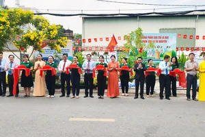 Ra mắt đường hoa, hệ thống đèn năng lượng mặt trời tại phường Đông Hưng Thuận