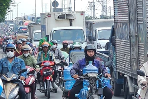 Lật xe tải chở ván gỗ tại giao lộ Lê Đức Anh gây kẹt xe kéo dài