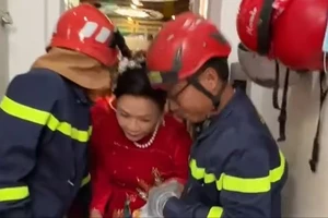 TP.HCM: Cảnh sát giải cứu 6 người kẹt thang máy kịp giờ rước dâu