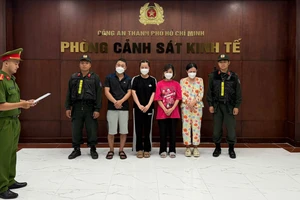 Triệt phá đường dây bán 10.000 chai nước hoa Chanel, BVL, Versace, Burberry... giả