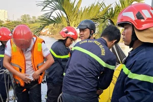 Sập nhà ven sông ở đường Dương Bá Trạc, 2 mẹ con nhập viện cấp cứu