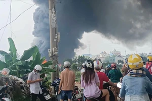 Cháy lớn tại kho phế liệu ở TP.HCM