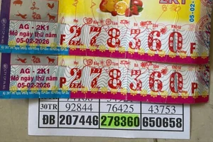 Trúng độc đắc, người thợ hồ từ Hưng Yên vào TP.HCM đổi thưởng, tay run không ký nổi