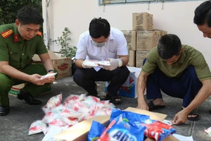 Bắt đường dây chuyên sản xuất bột ngọt, nước mắm, hạt nêm, bột giặt giả ở TP.HCM