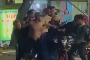 TP.HCM: Bắt nhóm thanh niên cầm dao đánh nhau do mâu thuẫn mời bia tất niên