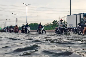 Video mưa lớn, đường ngập ở TP.HCM 