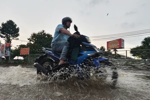 Mưa lớn chiều 18 tháng Giêng, nhiều tuyến đường tại TP.HCM lại ngập