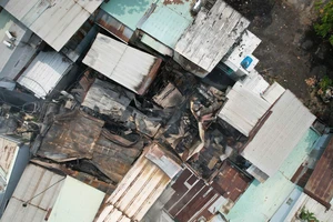 Vụ cháy lớn gần cầu vượt Cây Gõ, nhiều căn nhà bị thiêu rụi và hư hại