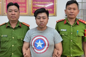 Bắt khẩn cấp tài xế xe ôm đập phá đồ đạc của người phụ nữ tại nhà ga T3