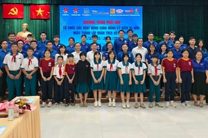 Đoàn Thanh niên xã Vĩnh Lộc phối hợp các đơn vị trao quà cho gia đình chính sách 