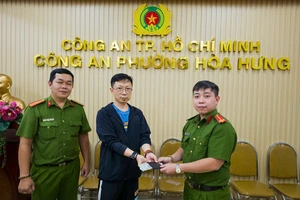 Người đàn ông Trung Quốc say rượu ngủ bên đường bị trộm sạch tiền, ví hiệu