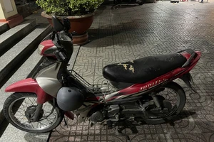 Tìm thân nhân người đàn ông nhảy cầu, để lại xe máy bị đục số khung