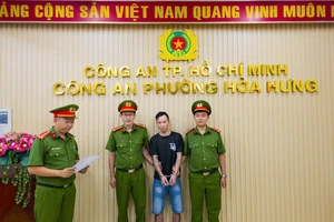 Tạm giữ nhân viên quán ốc dùng ghế nhựa đánh shipper tại TP.HCM