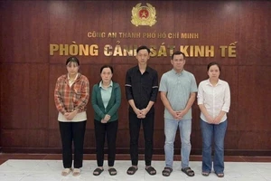 Công an TP.HCM bắt 5 người vụ 'xưởng kem trộn' giã nhãn hiệu OLAY, Vaseline...