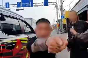 Công an làm việc với nhóm đi xe bán tải hành hung người đi xe máy ở Bình Tân