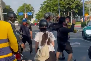 2 người đàn ông đấm nhau túi bụi giữa giao lộ làm nhiều xe máy bị xô ngã