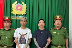 Bắt tạm giam 2 người đi xe bán tải chửi bới, hành hung người đi xe máy ở Bình Tân