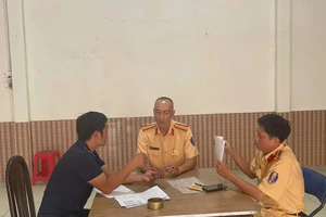 CSGT mời làm việc, xử phạt tài xế xe khách chạy ngược chiều trên đường Tân Sơn