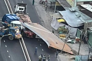 Tấm thép hơn 10 tấn rơi đè bẹp cabin xe rác, một người tử vong