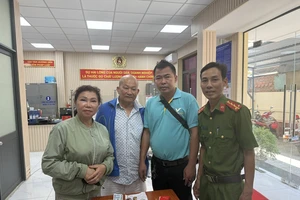 Quên túi xách chứa tiền, vàng, kim cương trị giá 3 tỉ trên taxi 