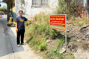 Nhận tin báo đổ rác bậy, Công an phường Đông Hưng Thuận nhanh chóng xử phạt người vi phạm