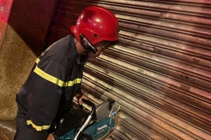 Cảnh sát dập tắt đám cháy nhà 6 tầng, giải cứu 2 người mắc kẹt lúc rạng sáng