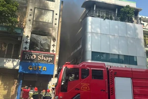 Cháy nhà 4 tầng trên đường Lê Hồng Phong, nhiều người tháo chạy