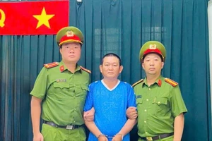 Người phụ nữ bị cướp giật đeo lắc tay khi chạy xe điện trên phố