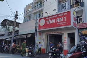 Khoảnh khắc cứu nhiều người thoát khỏi đám cháy nhà ở phường Tân Thới Hiệp