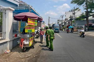 Công an phường Gò Vấp xử lý hàng rong 'bủa vây' cổng trường