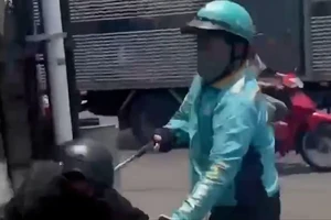 Xác minh clip tài xế xe ôm công nghệ dùng gậy 3 khúc đánh người