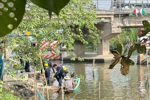 Cảnh sát lặn tìm nam tài xế xe ôm nghi nhảy cầu Xáng