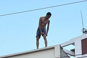 Video lời kể của người dân vụ thanh niên ngáo đá leo mái nhà đập phá tài sản