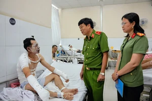 Thiếu tướng Nguyễn Thanh Hưởng thăm hai cán bộ, chiến sĩ bị bỏng khi chữa cháy