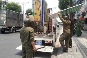 Công an phường Đông Hưng Thuận ra quân xử lý lấn chiếm vỉa hè 