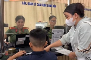 Công an phường Đông Hưng Thuận trực xuyên lễ để cấp căn cước cho học sinh