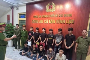 Khởi tố 11 thanh thiếu niên cầm dao, cuốc đuổi đánh nhau gây náo loạn 